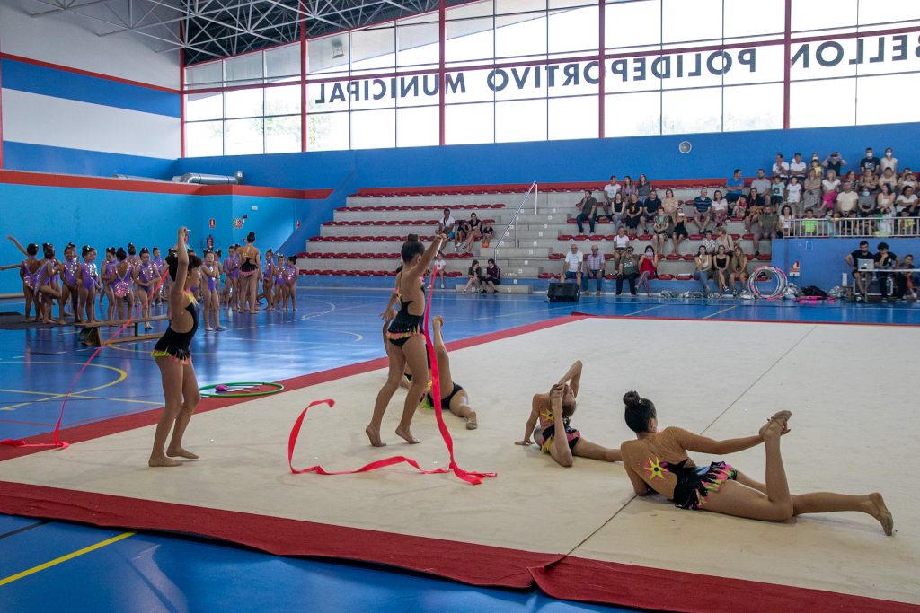 Exhibición de las EDM de gimnasia en el pabellón polideportivo de Requejada