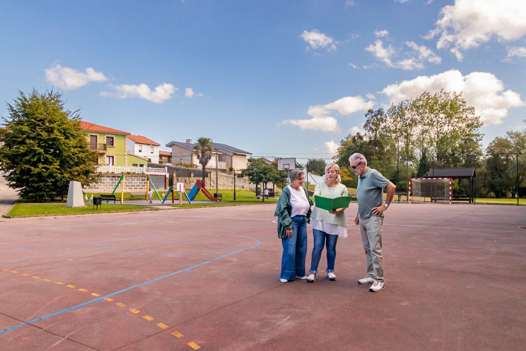 La alcaldesa de Polanco y los concejales de Obras y Cultura revisan el proyecto de mejora de la pista deportiva de Mar