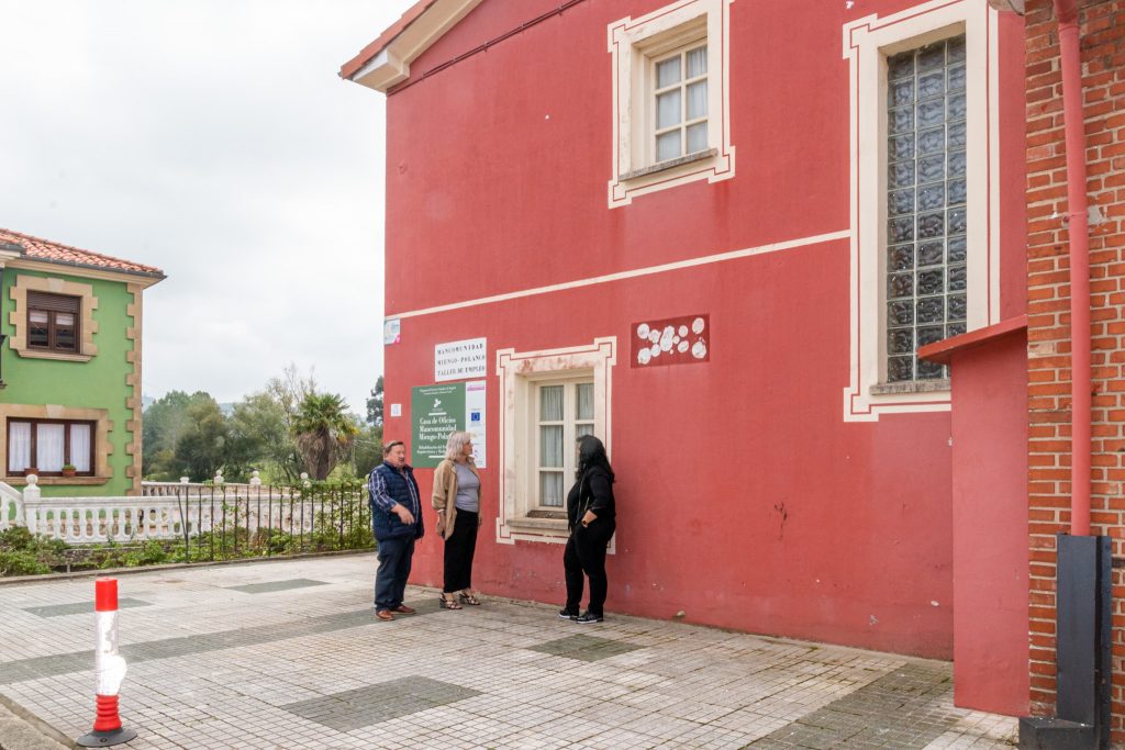 La alcaldesa junto a los concejales Isabel Herrera y Fernando Sañudo comprueban el estado del edificio de Mar que será rehabilitado