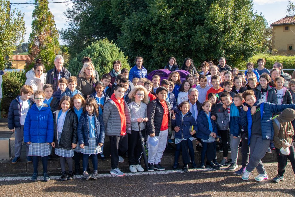 El presidente estrena el contenedor en presencia de la alcaldesa y de los escolares de los colegios Pérez Galdós y La Milagrosa