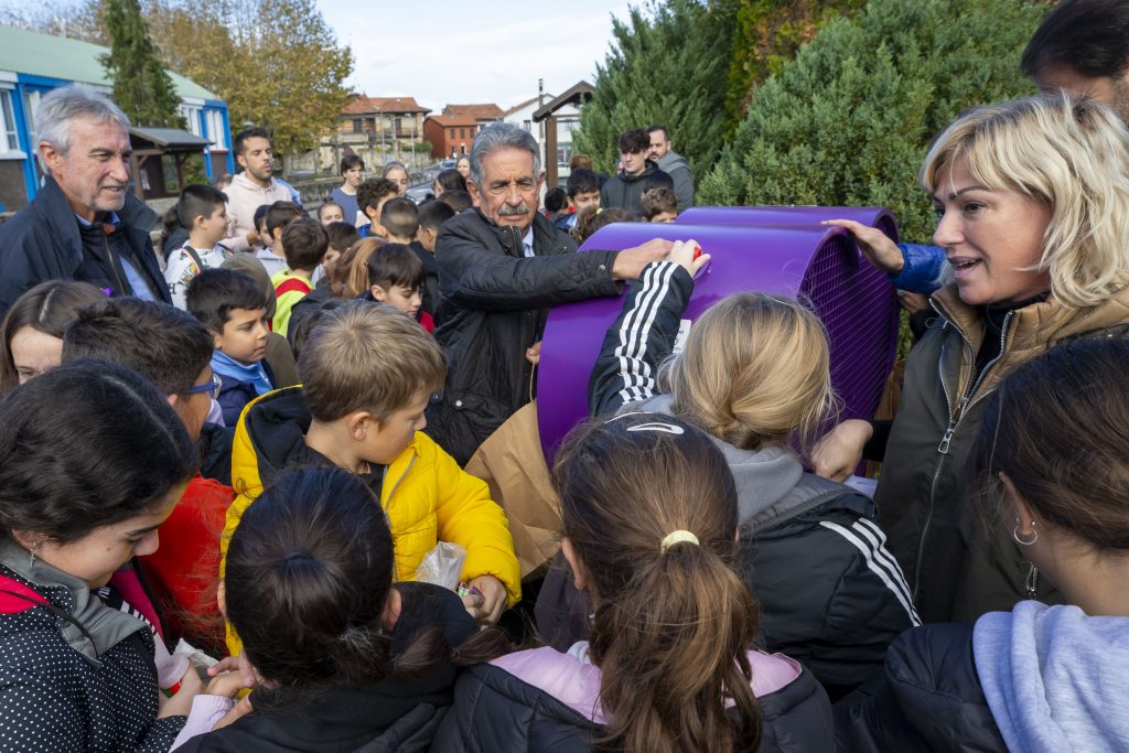 El presidente estrena el contenedor en presencia de la alcaldesa y de los escolares de los colegios Pérez Galdós y La Milagrosa