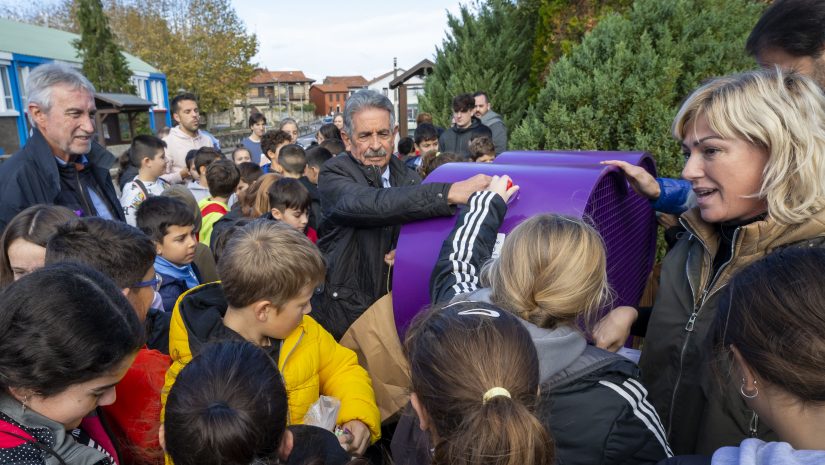El presidente estrena el contenedor en presencia de la alcaldesa y de los escolares de los colegios Pérez Galdós y La Milagrosa