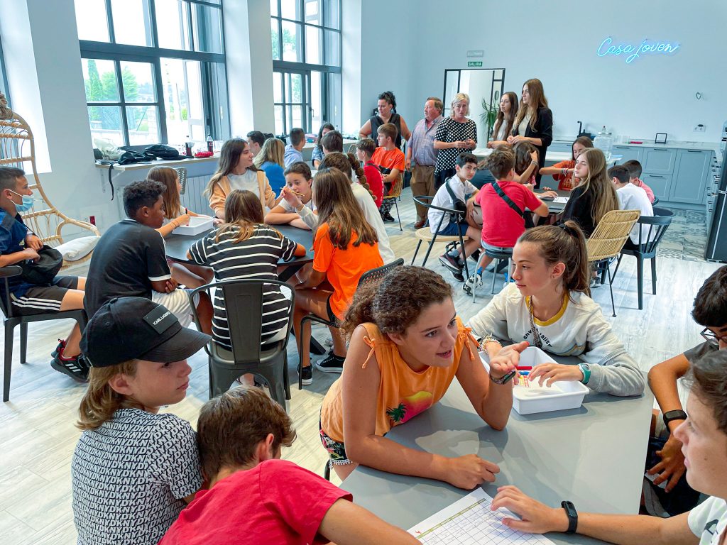 La alcaldesa junto a un grupo de estudiantes de Polanco en una actividad de la Casa Joven