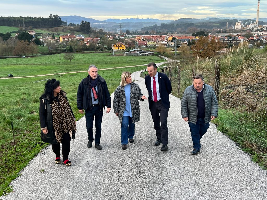 La alcaldesa y varios concejales acompañan al consejero en su visita al camino rural