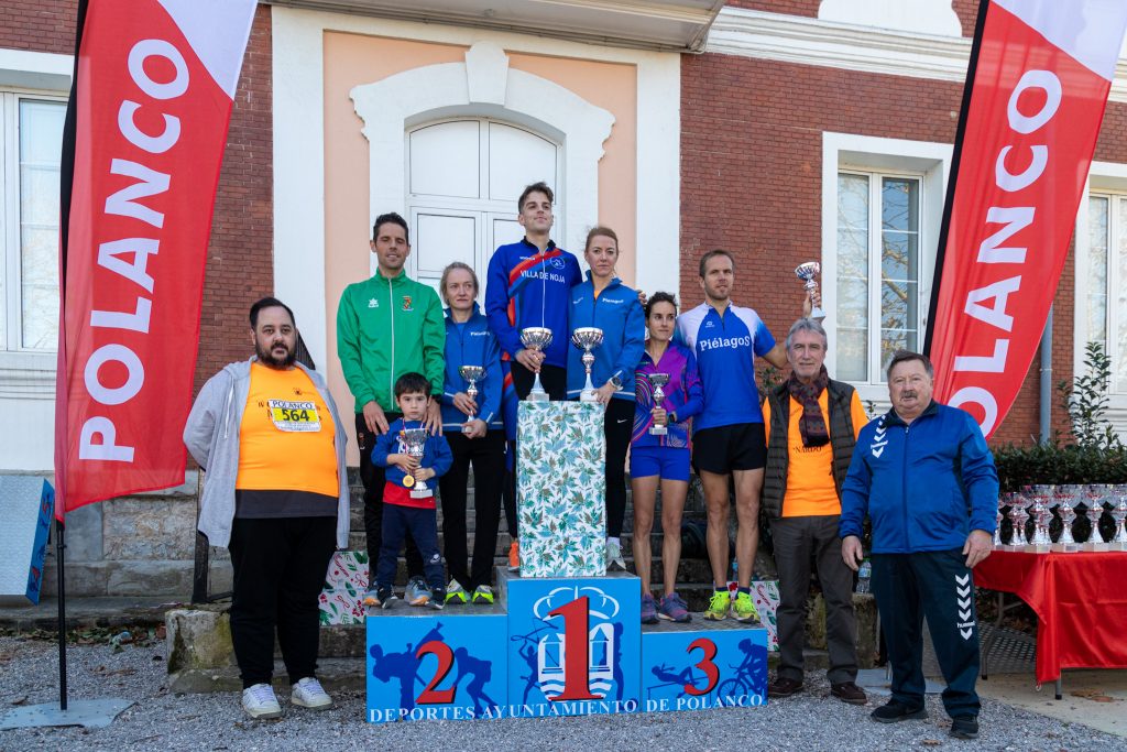 Ganadores absolutos masculino y femenino durante la entrega de premios