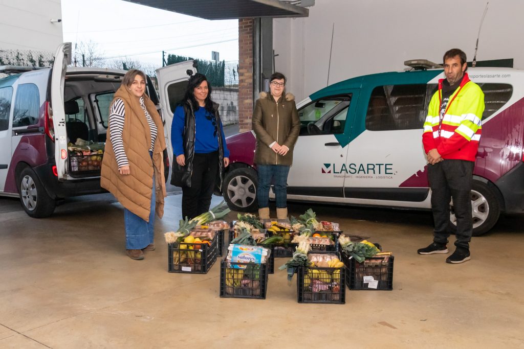 La concejal de Servicios Sociales, Isabel Herrera Landeras, recibe una donación de alimentos por parte de representantes de la empresa Lasarte