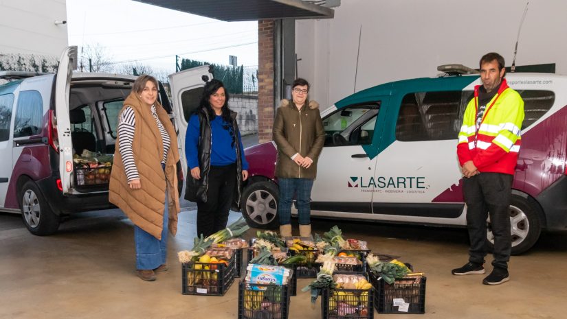 La concejal de Servicios Sociales, Isabel Herrera Landeras, recibe una donación de alimentos por parte de representantes de la empresa Lasarte