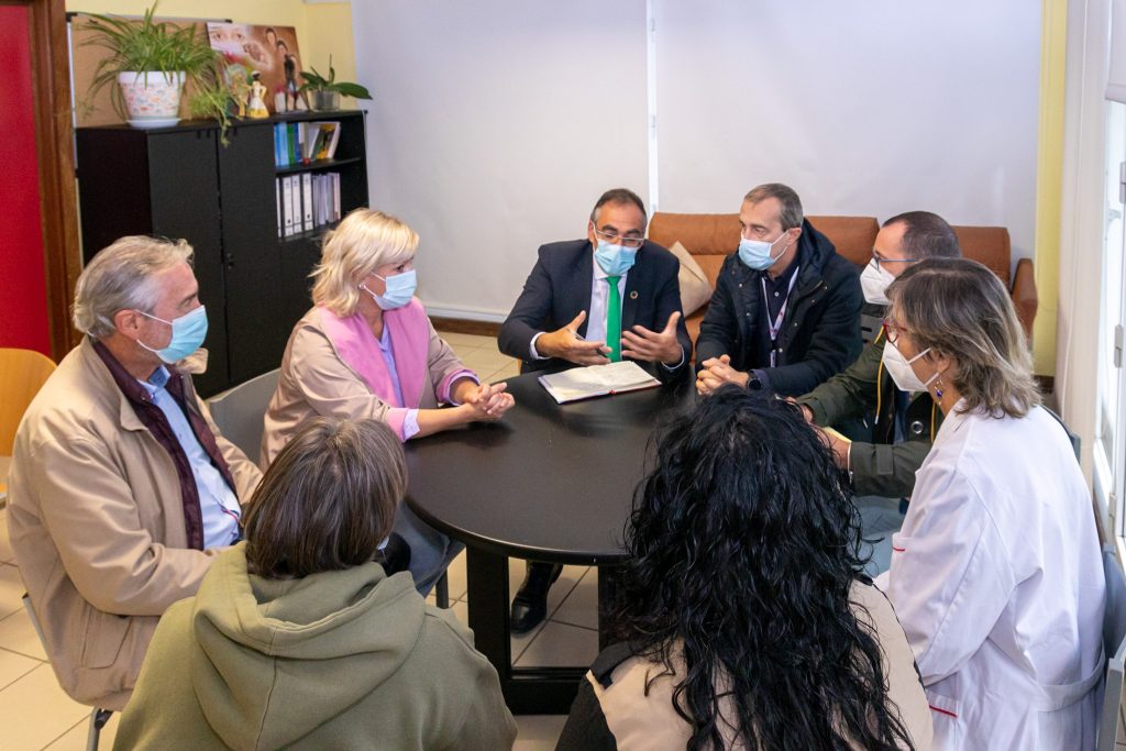 La alcaldesa, Rosa Díaz, y el consejero de Sanidad, Raúl Pesquera, en una reunión con profesionales del centro de salud donde se abalizaron las necesidades de personal