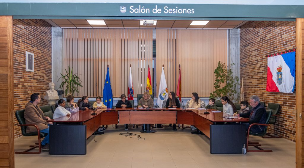 Pleno del Consejo de la Infancia y la Adolescencia, con asistencia de la alcaldesa y varios concejales