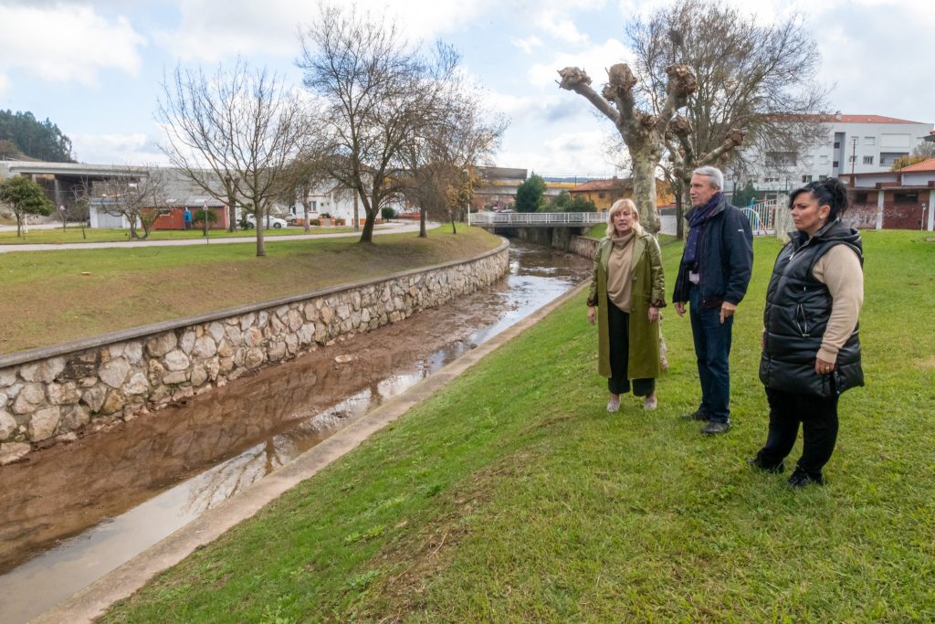 La alcaldesa y los concejales de Obras y Medio Ambiente comprueban los trabajos de limpieza en el Río Cabo