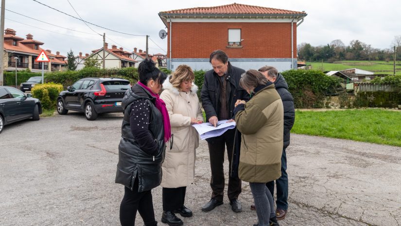 El consejero y la alcaldesa revisan los planos de la nueva rotonda del barrio El Hondal