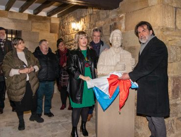 La alcaldesa descubre el busto homenaje a Anthony Clarke