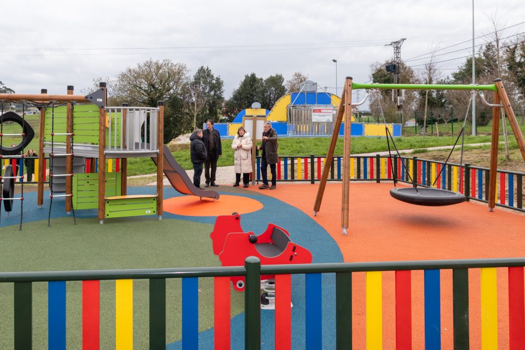 El consejero y la alcaldesa visitan el nuevo parque infantil en Polanco