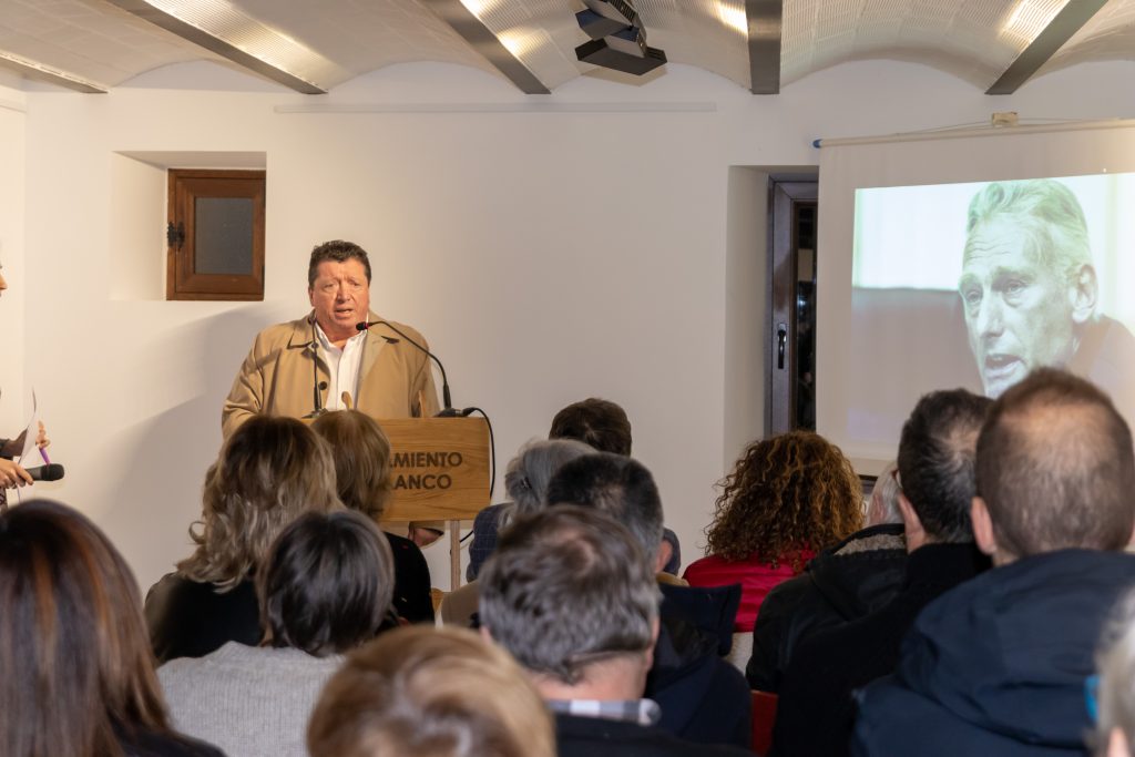 Acto de homenaje al hispanista Anthony Clarke en la reinaugurada Casa de Cultura