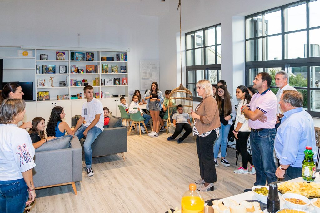 La alcaldesa, concejales y decenas de chavales en la inauguración de la Casa Joven de Polanco