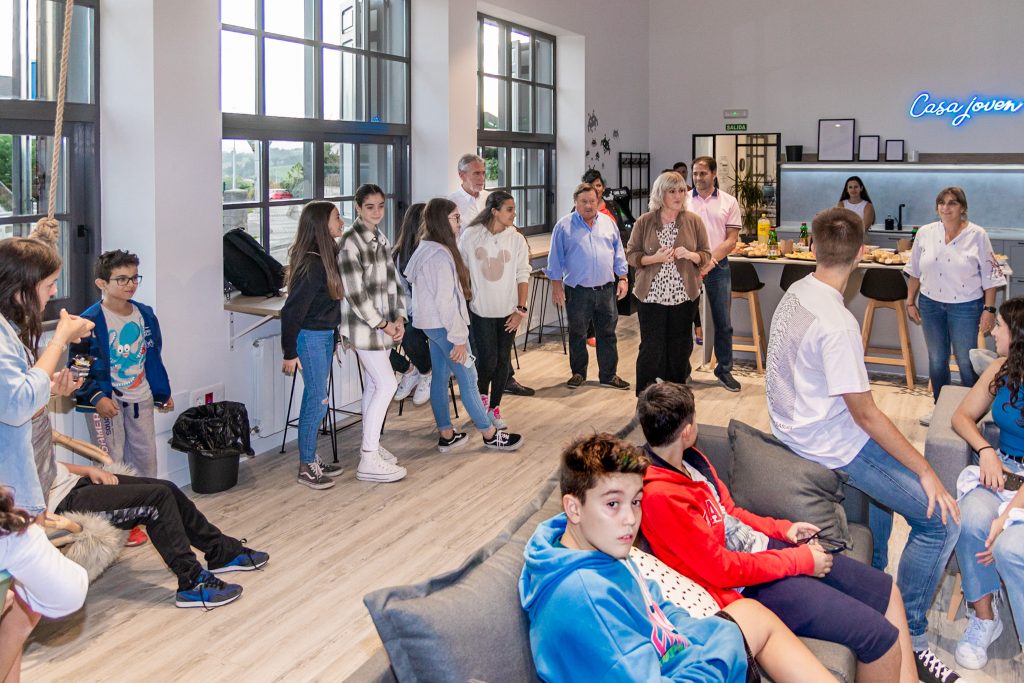 La alcaldesa, concejales y decenas de chavales en la inauguración de la Casa Joven de Polanco