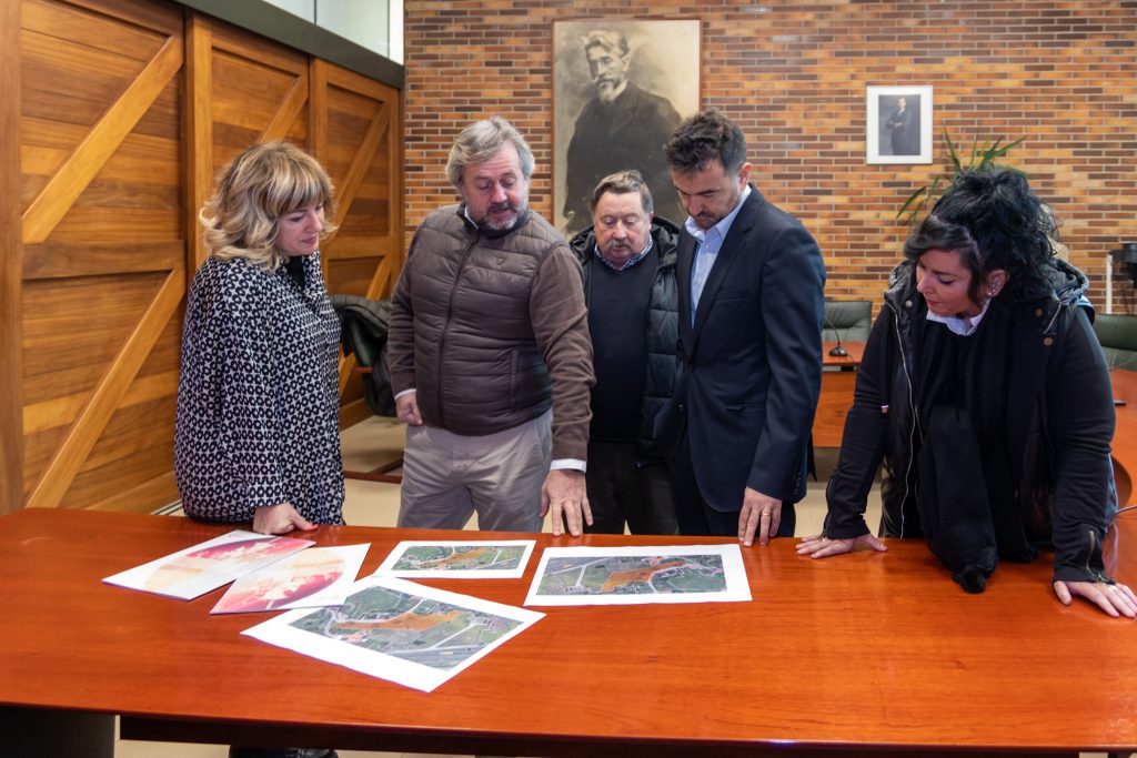 La alcaldesa de Polanco, el CEO del Grupo Pitma y concejales reciben explicaciones del proyecto por parte del director de Bosquia Nature
