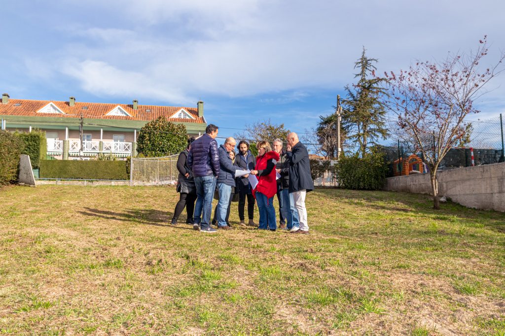 La alcaldesa, concejales, técnicos municipales y responsables de la empresa constructora durante los trabajos de replanteo del proyecto