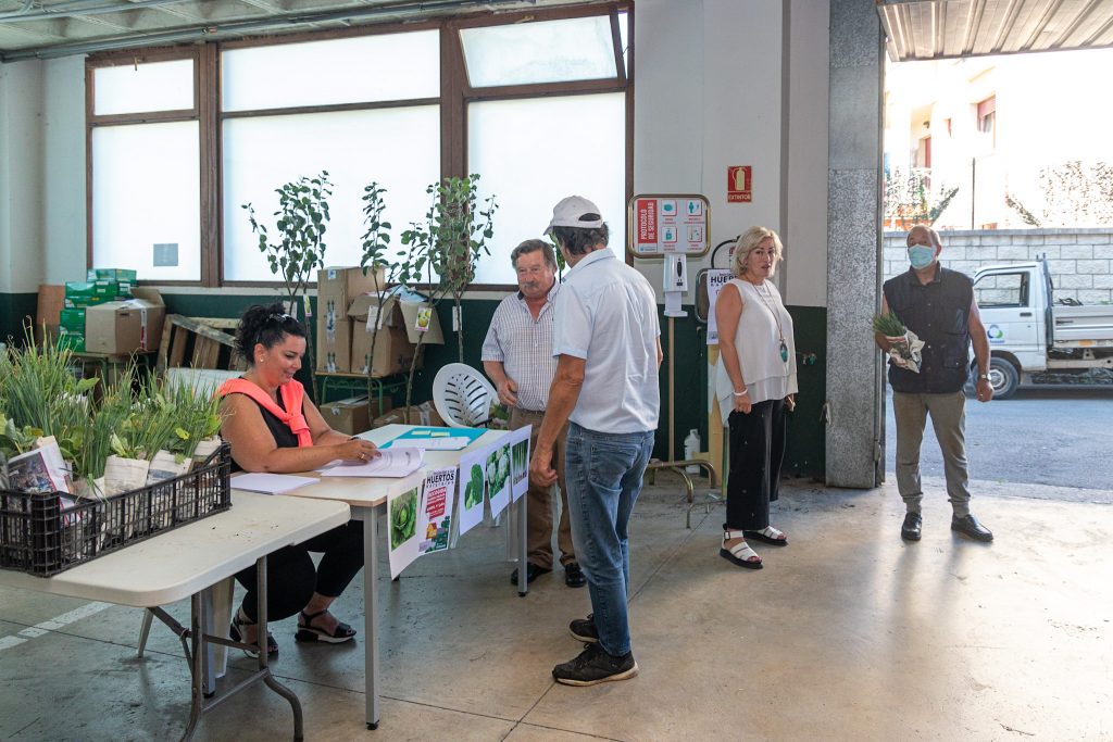 La alcaldesa de Polanco, Rosa Díaz Fernández, y la concejal de Medio Ambiente, Isabel Herrera, durante uno de los repartos de planta del pasado año