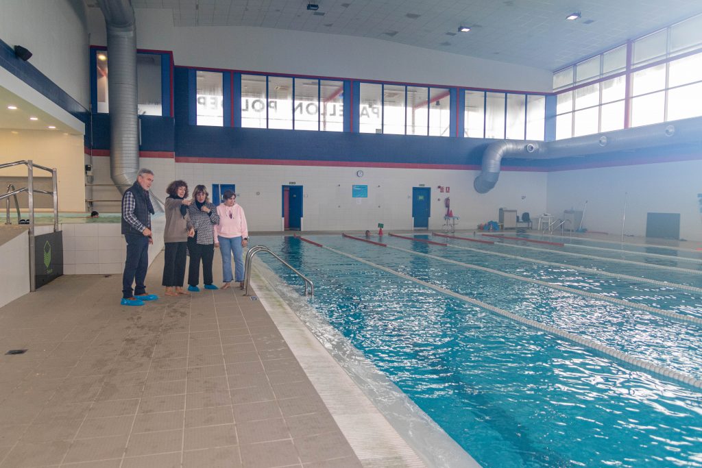 La alcaldesa y los concejales de Deportes y Cultura junto a la responsable de la empresa concesionaria del pabellón comprueban el lugar donde se instalará la silla-elevador