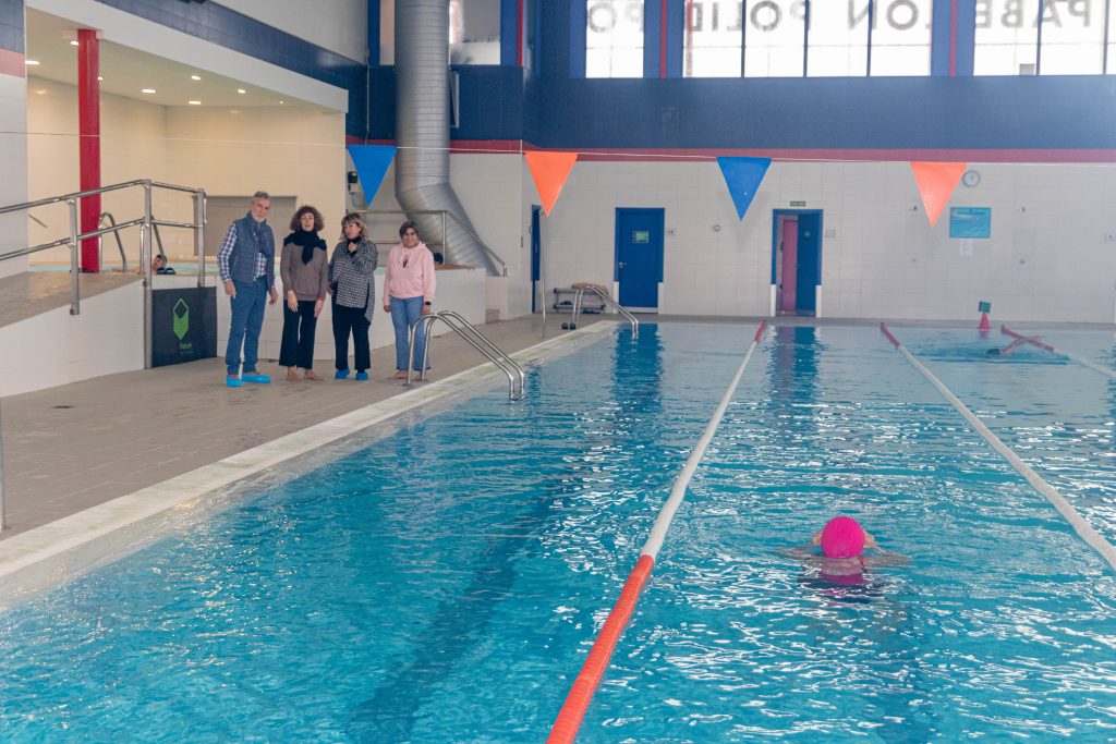 La alcaldesa y los concejales de Deportes y Cultura junto a la responsable de la empresa concesionaria del pabellón comprueban el lugar donde se instalará la silla-elevador