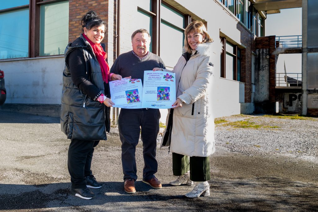 La alcaldesa, Rosa Díaz, y los concejales Fernando Sañudo e Isabel Herrera muestran el cartel del Carnaval infantil