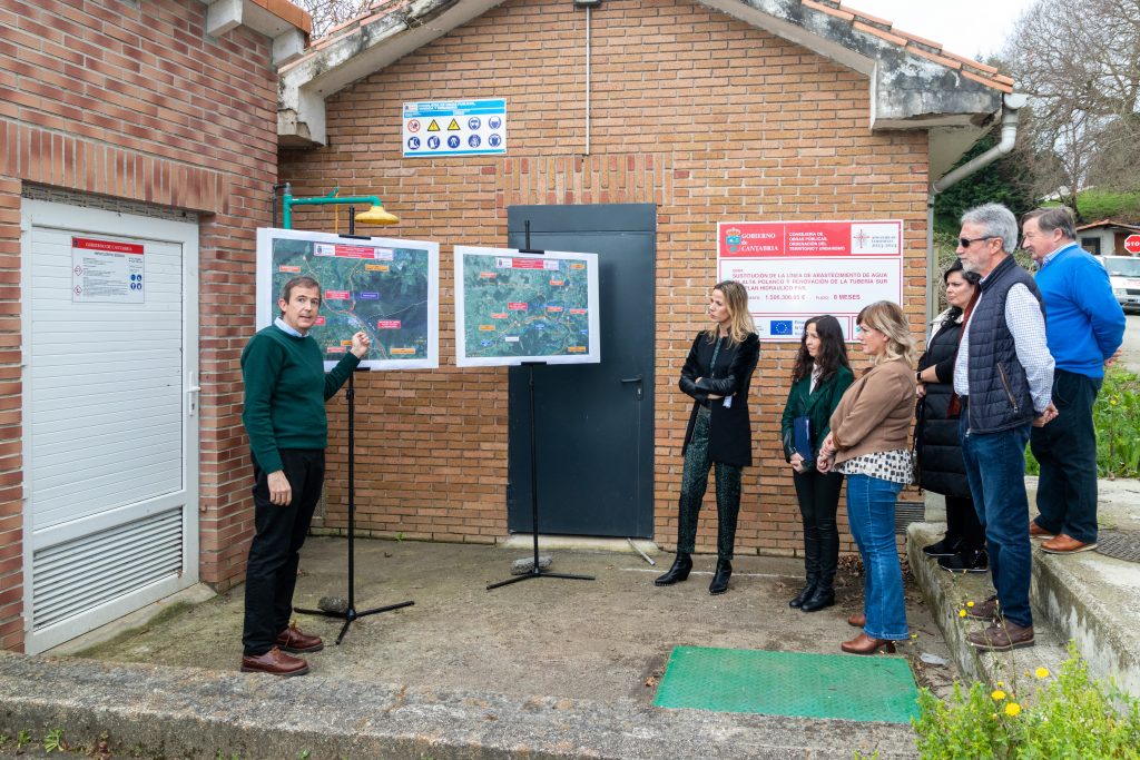 La consejera y la alcaldesa visitan las obras que mejorarán el abastecimiento de agua a Polanco