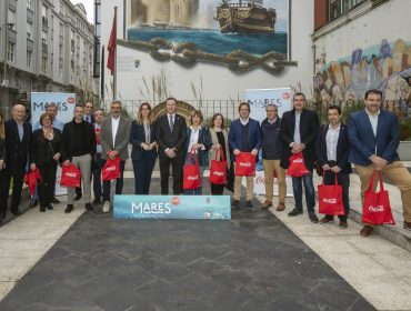 El consejero con los alcaldes y representantes de entidades colaboradoras durante la presentación de la campaña