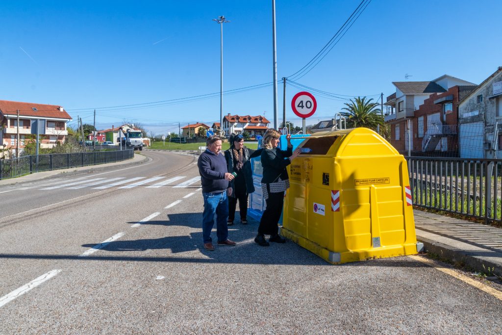 La alcaldesa junto a los concejales de Medio Ambiente y Barrios, Isabel Herrera y Fernando Sañudo, hace uso de uno nuevos contenedores de recogida