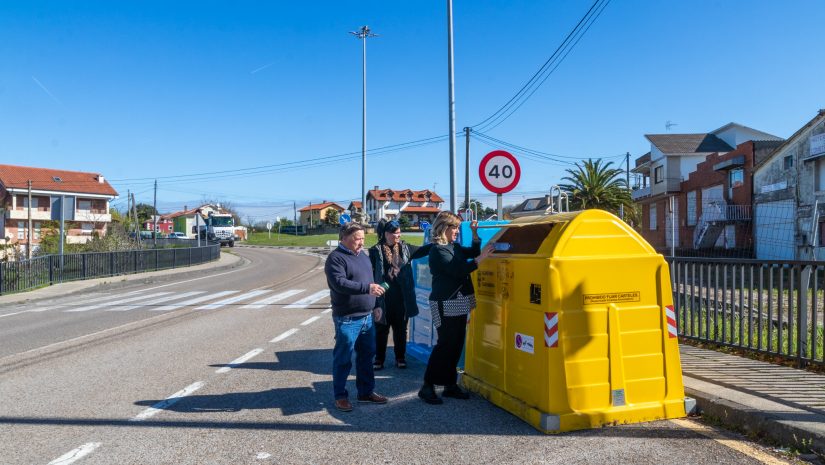La alcaldesa junto a los concejales de Medio Ambiente y Barrios, Isabel Herrera y Fernando Sañudo, hace uso de uno nuevos contenedores de recogida