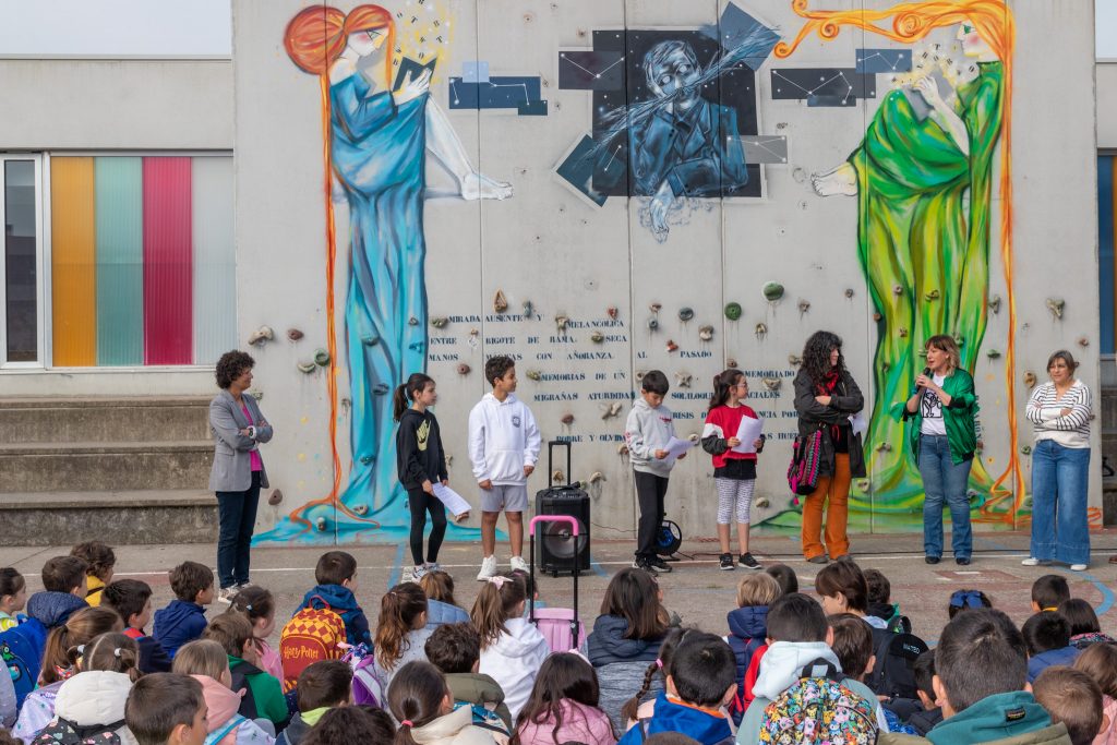 La artista, la alcaldes y la concejal rodeadas de niños durante la inauguración del mural en el colegio
