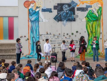 La artista, la alcaldes y la concejal rodeadas de niños durante la inauguración del mural en el colegio
