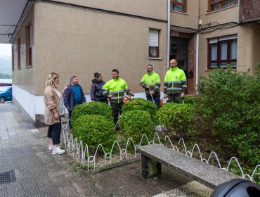 La alcaldesa y concejales visitan una de las cuadrillas del servicio de mantenimiento de jardines del municipio