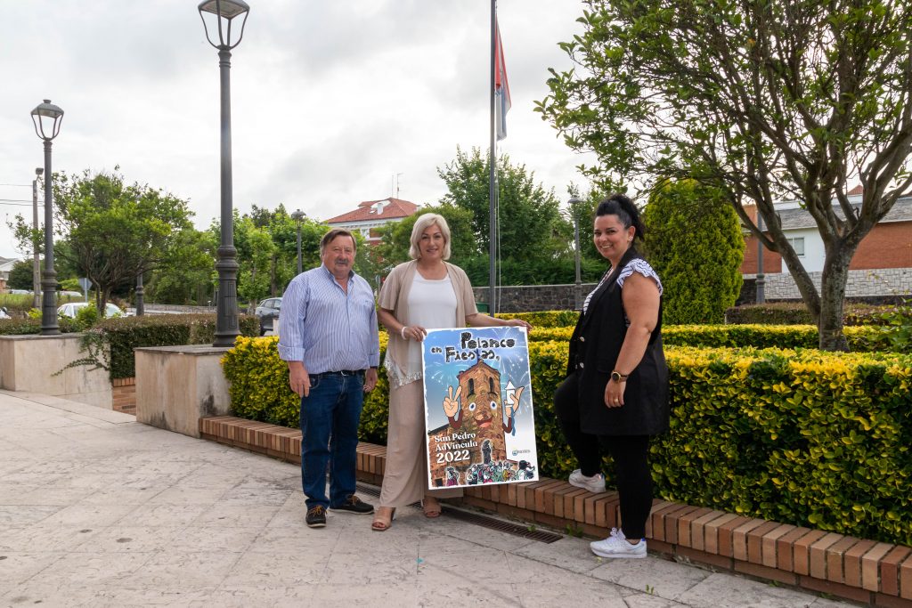 Rosa Díaz Fernández y concejales muestran el cartel ganador en 2022, obra del diseñador gráfico madrileño José Luis Pulido Calvo