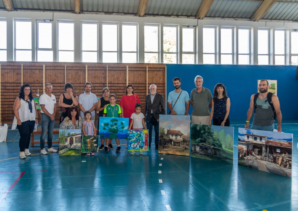 Jurado y concejales junto a los ganadores de la edición del pasado año del concurso de pintura al aire libre de Polanco