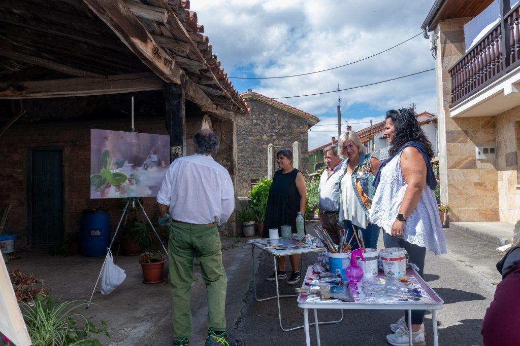 La alcaldesa y concejales visitan a un artista en pleno trabajo