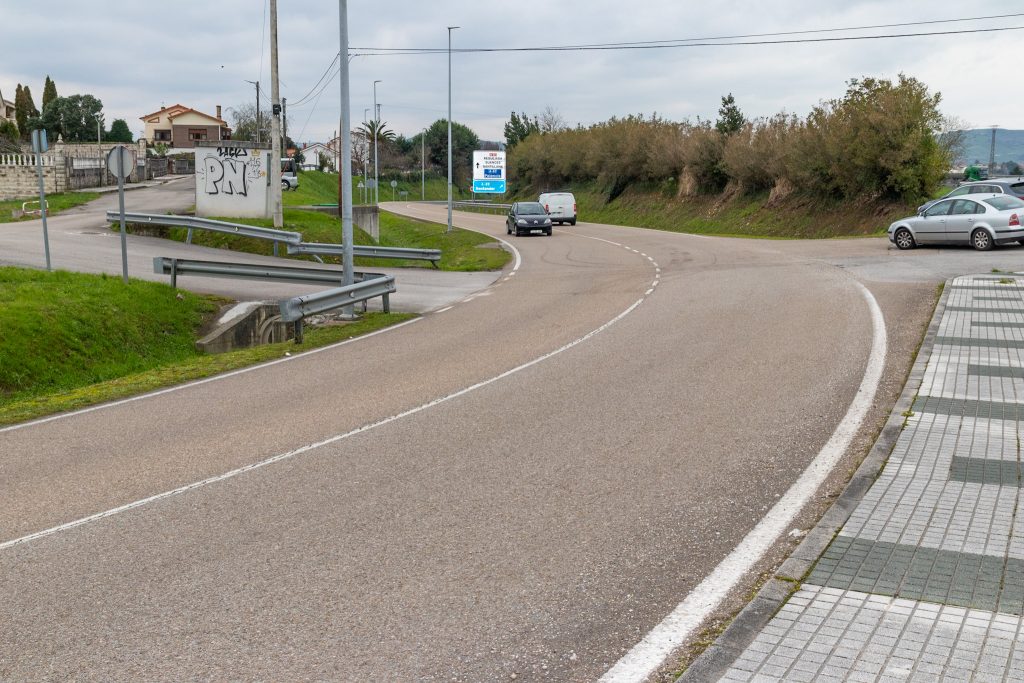 Zona donde se construirá la nueva glorieta en los accesos a Polanco desde la autovía