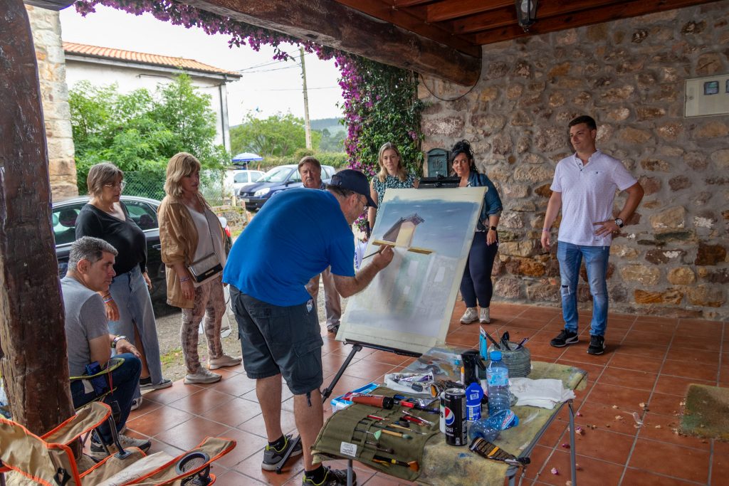 La alcaldesa, Rosa Díaz Fernández, y la concejal de Cultura, Alicia Martínez Bustillo, y otros miembros de la Corporación asisten al desarrollo del concurso de pintura al aire libre visitando a los artistas en su lugar de trabajo