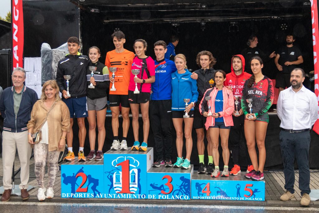 La alcaldesa y el concejal de Deportes con los ganadores de las categorías élite femenina y masculina