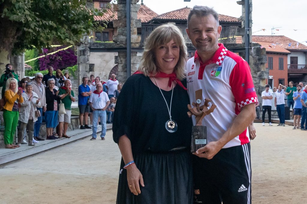 La alcaldesa entregando el premio a Óscar González