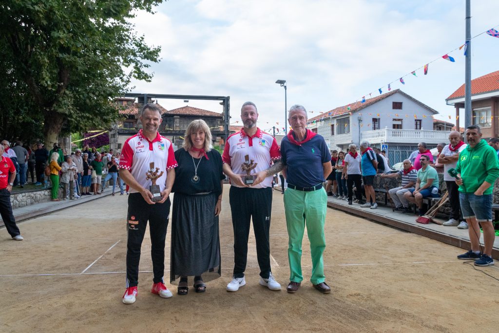 La alcaldesa y el concejal de Deportes, Avelino Rodríguez, con los finalista del concurso, Óscar González y Carlos García