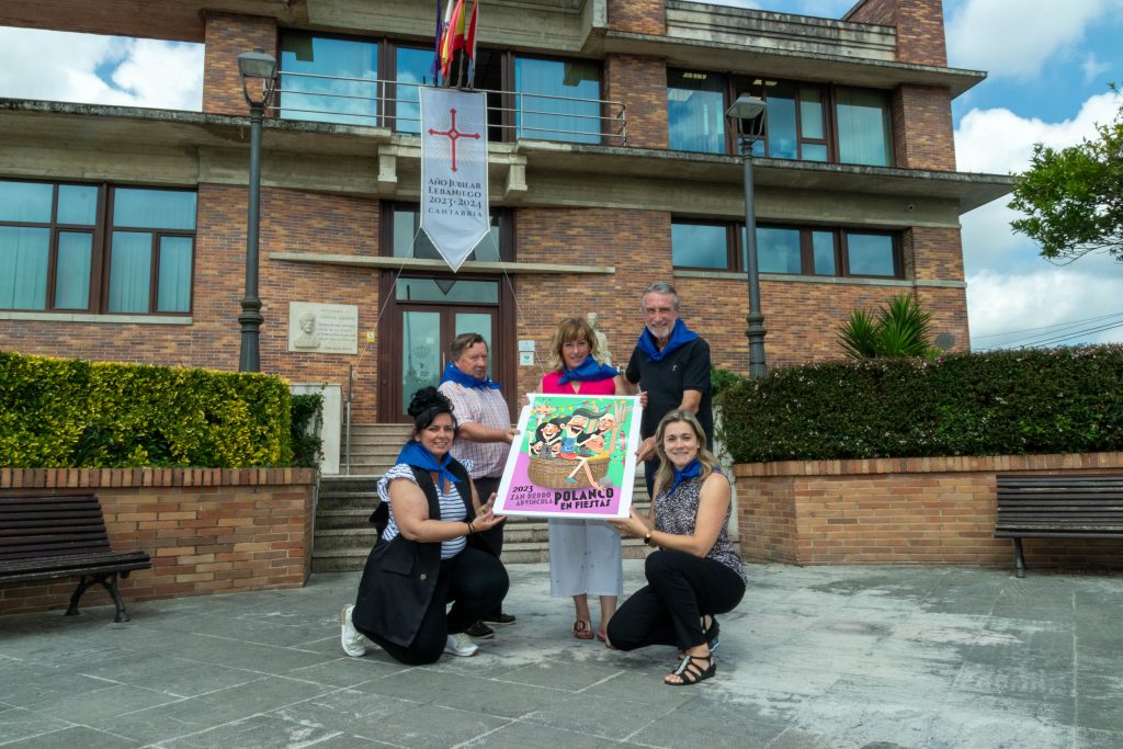 La alcaldesa de Polanco, Rosa Díaz Fernández, y los concejales Fernando Saludo, Isabel Herrera, María José Álvarez y Avelino Rodríguez muestran el cartel anunciador de San Pedro Advíncula de este año