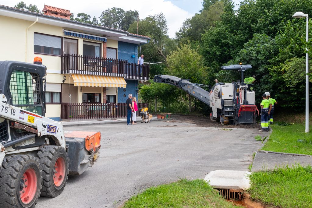 La alcaldesa, Rosa Díaz, y los concejales de Obras y Barrios, Avelino Rodríguez Muriedas y Fernando Sañudo Pérez, durante su visita a una de las zonas que se está asfaltando