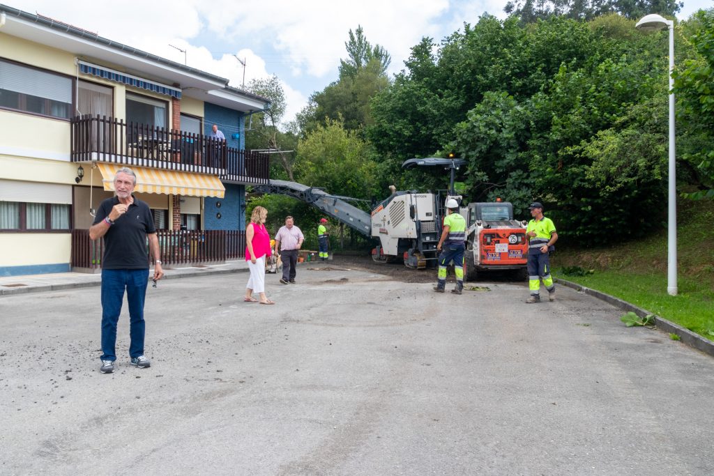 La alcaldesa, Rosa Díaz, y los concejales de Obras y Barrios, Avelino Rodríguez Muriedas y Fernando Sañudo Pérez, durante su visita a una de las zonas que se está asfaltando