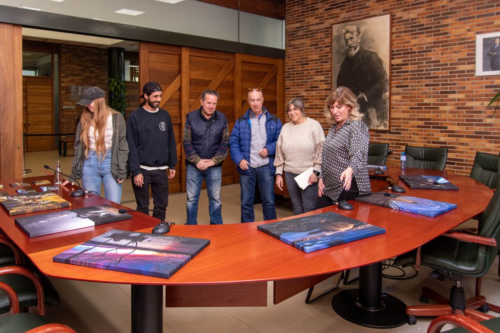 La alcaldesa, Rosa Díaz, y la concejal de Cultura, Alicia Martínez, junto a los ganadores de la pasada edición del concurso