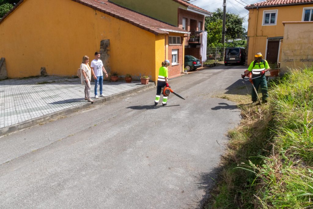 La alcaldesa, Rosa Díaz Fernández, y el concejal de Empleo, David Esteban, visitan una de las zonas donde trabaja el persona de Corporaciones Locales