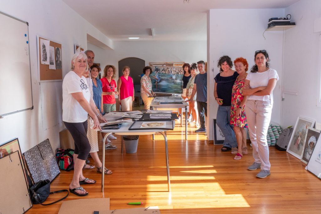 Alumnos del taller de dibujo y pintura de Polanco junto a su directora, Mar Pajarón, y la alcaldesa de Polanco, Rosa Díaz