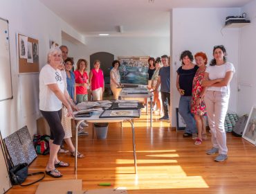 Alumnos del taller de dibujo y pintura de Polanco junto a su directora, Mar Pajarón, y la alcaldesa de Polanco, Rosa Díaz