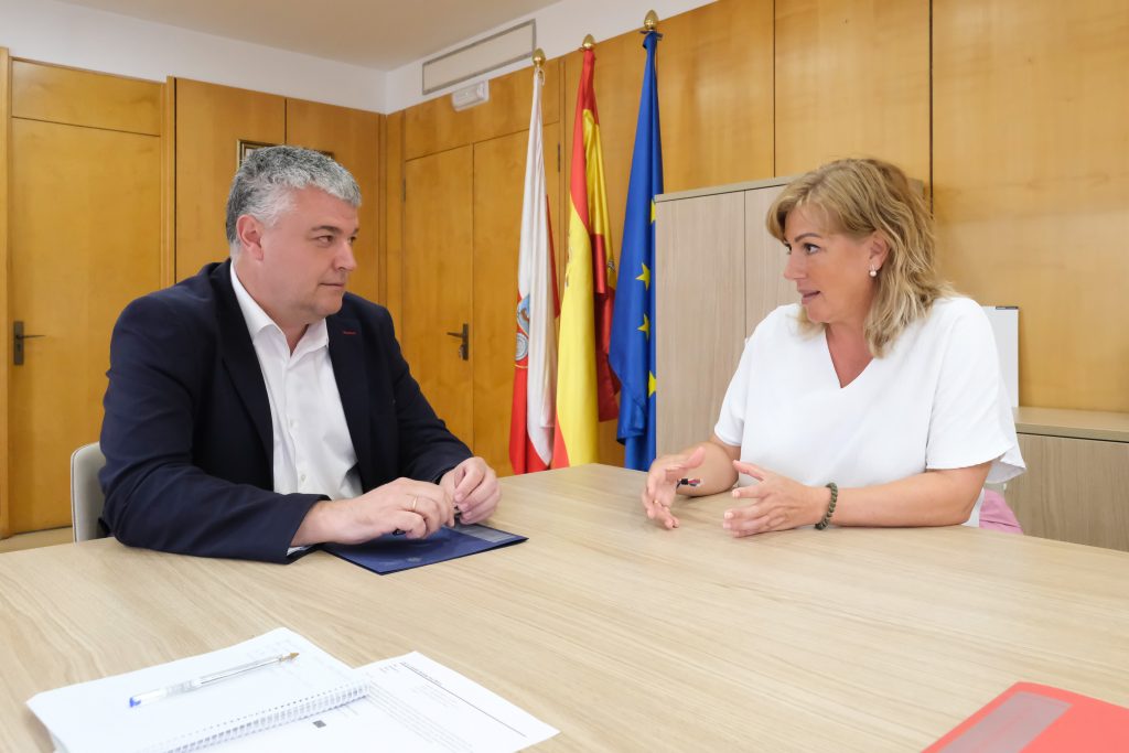 Luis Ángel Agüeros y Rosa Díaz durante la reunión celebrada en la sede de la Consejería