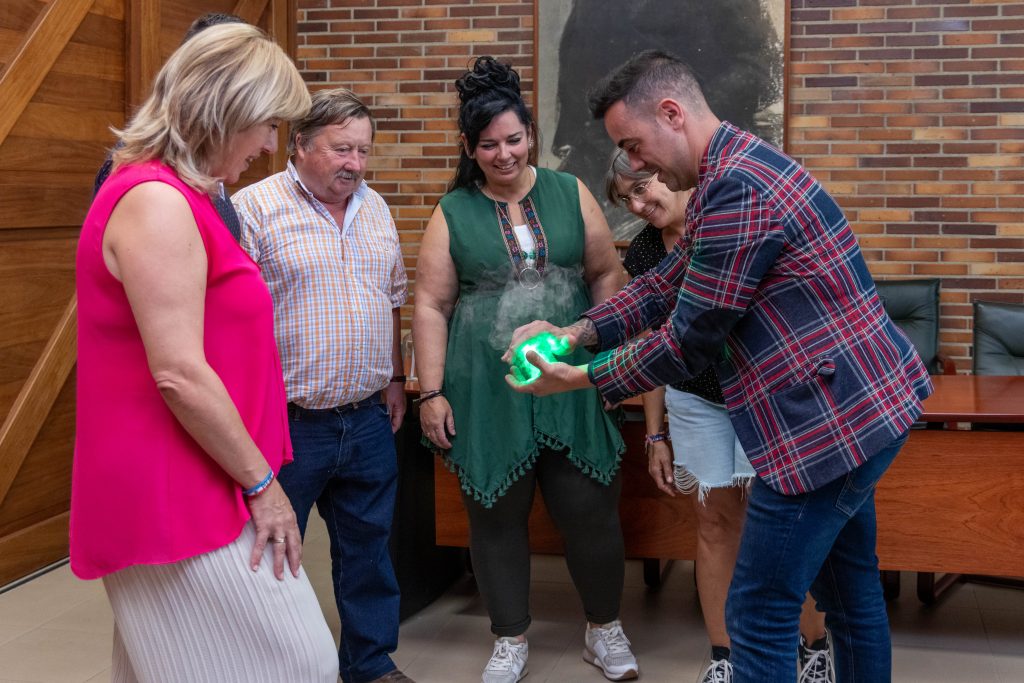 La alcaldesa de Polanco, Rosa Díaz Fernández; la concejal de Cultura, Alicia Martínez Bustillo; y el mago Raúl Alegría en la presentación del Festival Internacional de la Magia y lo Visual